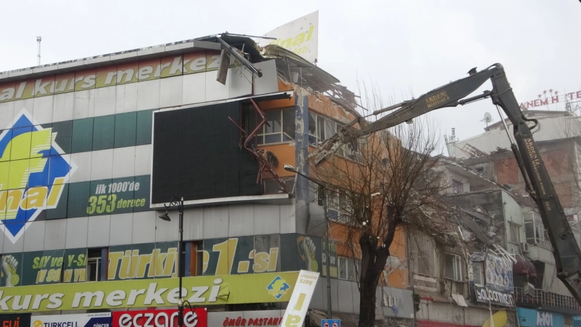 Malatya'da ağır hasarlı binaların yıkımı sürüyor