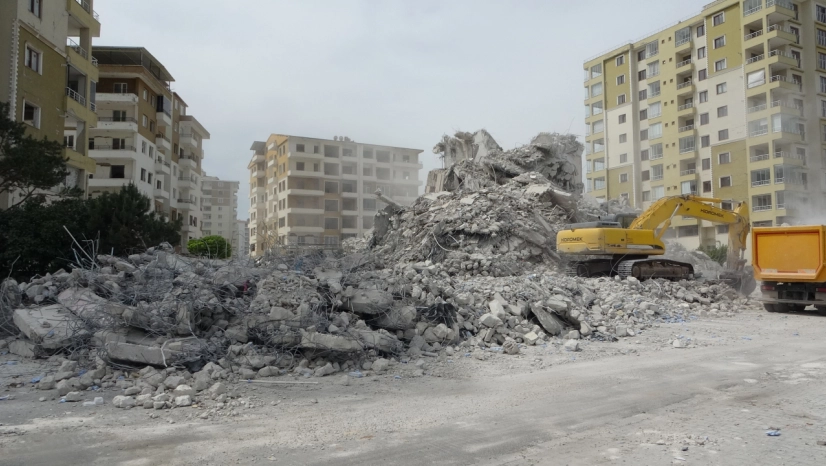 Malatya'da ağır hasarlı binaların yıkımı devam ediyor