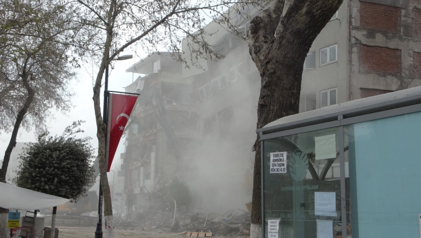 Malatya'da enkaz kaldırma çalışmaları sürüyor
