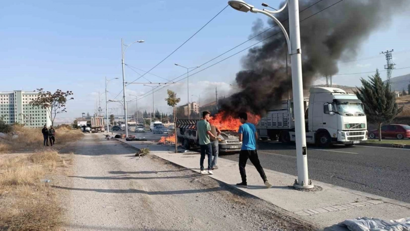 Seyir halindeki kamyonet alev alev yandı