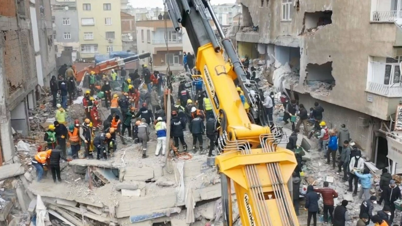Üniversitelerde eğitim süresiz ertelendi