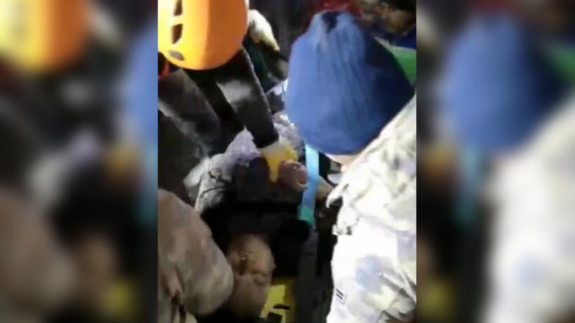 Enkazdan 44 saat sonra çıkarılan kadının ilk isteği 'su' oldu